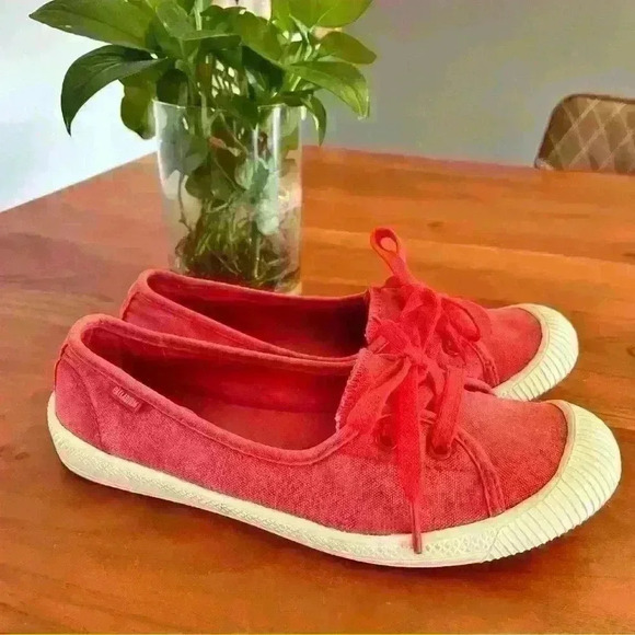 Palladium Women's Red Canvas Shoes - Picture 4 of 9